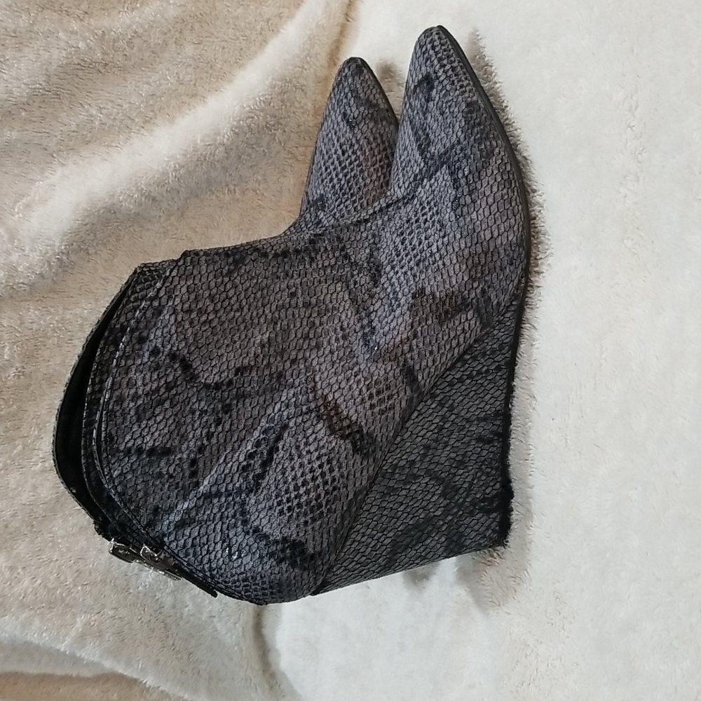 Michael Antonio Snakeskin pointy toe wedge booties size 7
